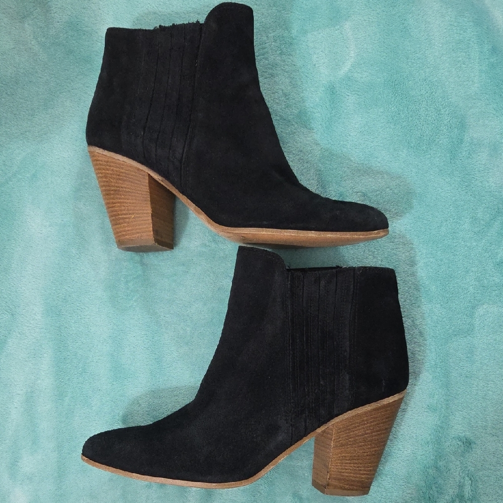 KENNETH COLE, Black Suede Ankle Booties